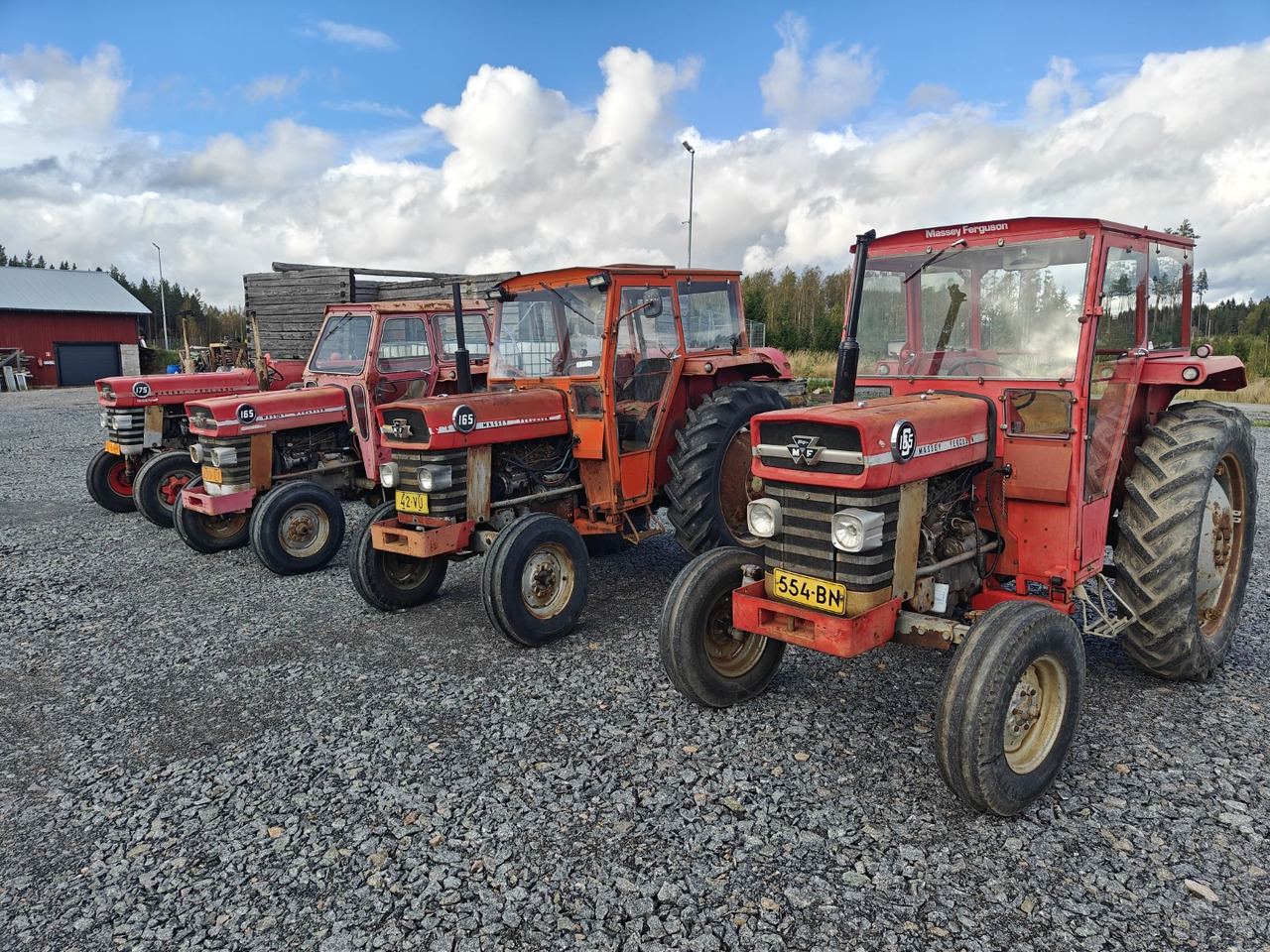 MASSEY FERGUSON 165, 165S ja 175 traktoreita 4 kpl / 4pcs - Traktor: slika 2 MASSEY FERGUSON 165, 165S ja 175 traktoreita 4 kpl / 4pcs - Traktor: slika 2