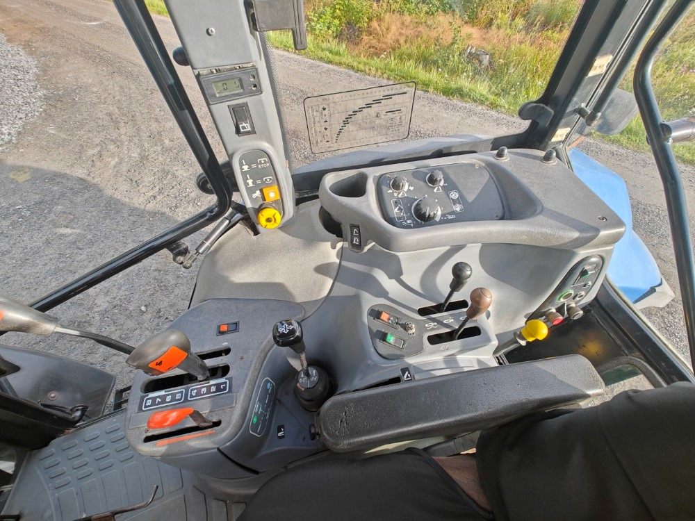 Traktor New Holland TS100, ES vaihteisto, ilmastointi, etukuormaaja Ålö Q55, katso video!: slika 17 Traktor New Holland TS100, ES vaihteisto, ilmastointi, etukuormaaja Ålö Q55, katso video!: slika 17