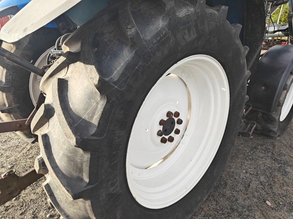 Traktor New Holland TS100, ES vaihteisto, ilmastointi, etukuormaaja Ålö Q55, katso video!: slika 12 Traktor New Holland TS100, ES vaihteisto, ilmastointi, etukuormaaja Ålö Q55, katso video!: slika 12