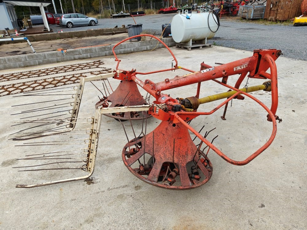 Pyöröharavapöyhin Fahr KU25 karhottimilla Ratasvetoinen harvinainen kone, katso video! - Prevrtač/ Grabuljač: slika 3 Pyöröharavapöyhin Fahr KU25 karhottimilla Ratasvetoinen harvinainen kone, katso video! - Prevrtač/ Grabuljač: slika 3