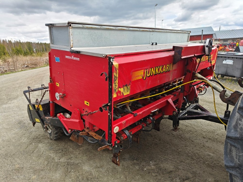 Simulta-Junkkari 3000T - takapyöräkone - kiekkovantaat takana - Kombinovana mašina za setvu: slika 5 Simulta-Junkkari 3000T - takapyöräkone - kiekkovantaat takana - Kombinovana mašina za setvu: slika 5