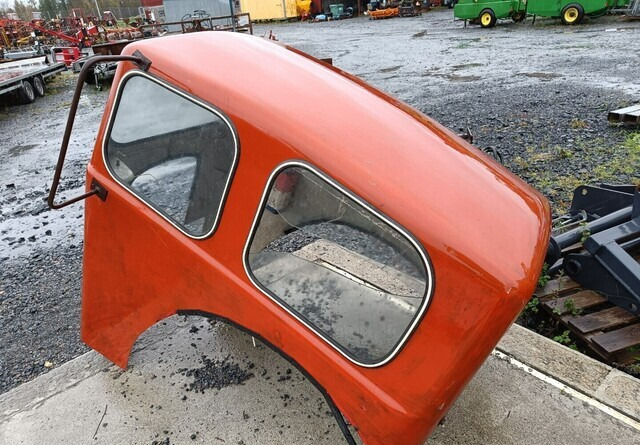 Traktorin hytti - lasikuituinen - Kabina za Traktor: slika 1 Traktorin hytti - lasikuituinen - Kabina za Traktor: slika 1