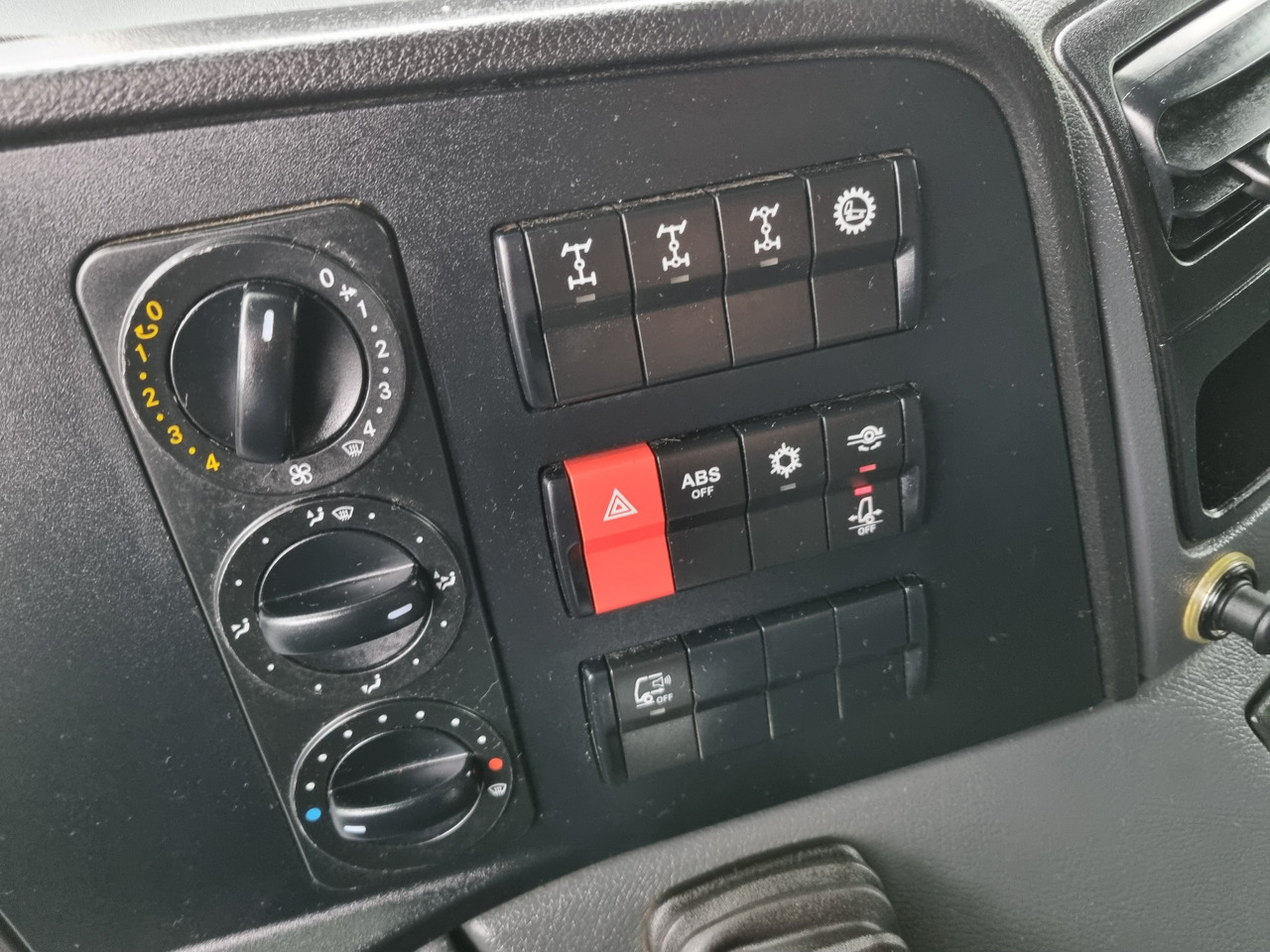 MERCEDES-BENZ ATEGO 1323 4x4 ABROLKIPPER - Kamion sa hidrauličnom kukom: slika 3 MERCEDES-BENZ ATEGO 1323 4x4 ABROLKIPPER - Kamion sa hidrauličnom kukom: slika 3