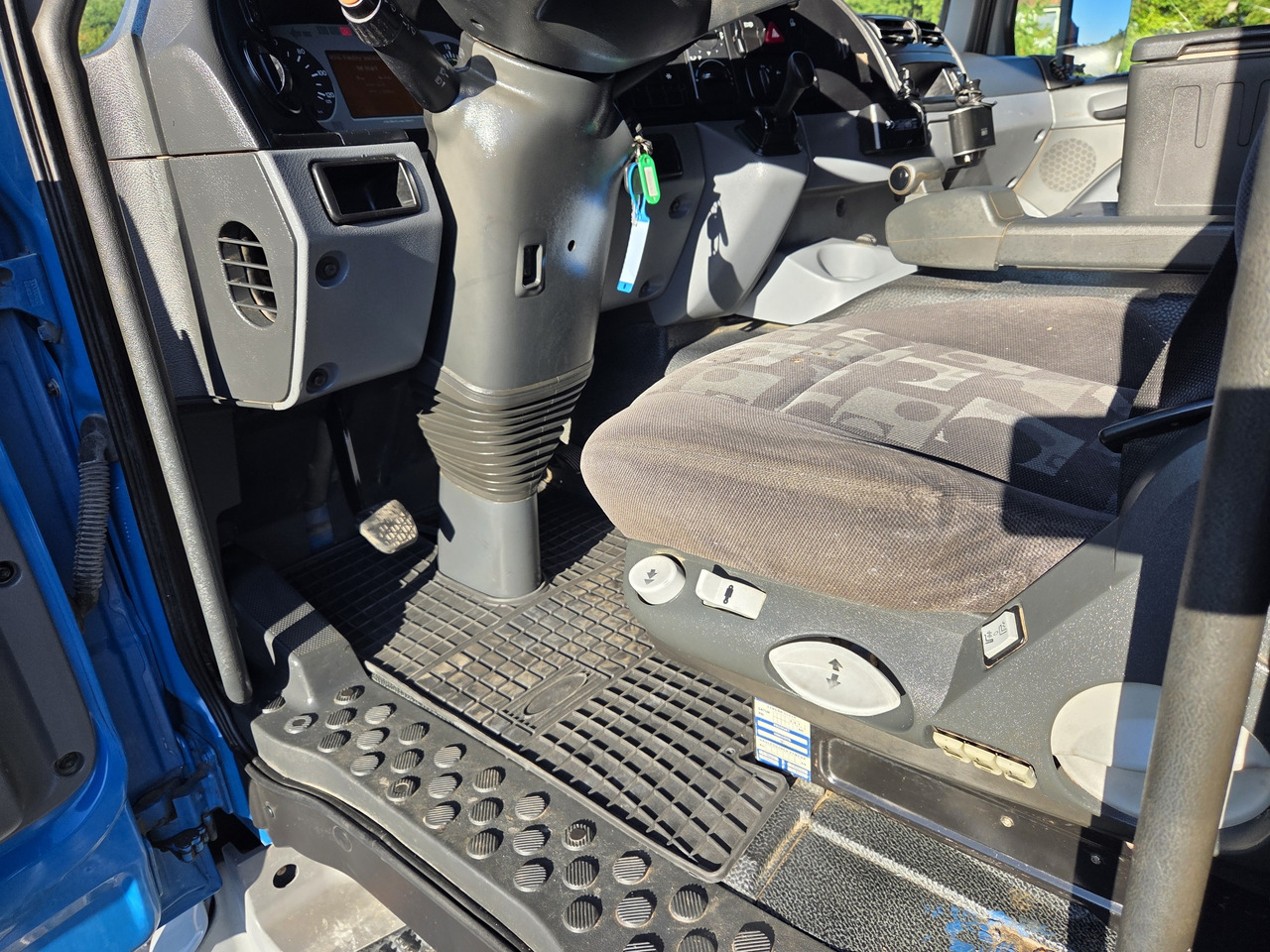 MERCEDES-BENZ - Kamion sa golom šasijom i zatvorenom kabinom: slika 2 MERCEDES-BENZ - Kamion sa golom šasijom i zatvorenom kabinom: slika 2