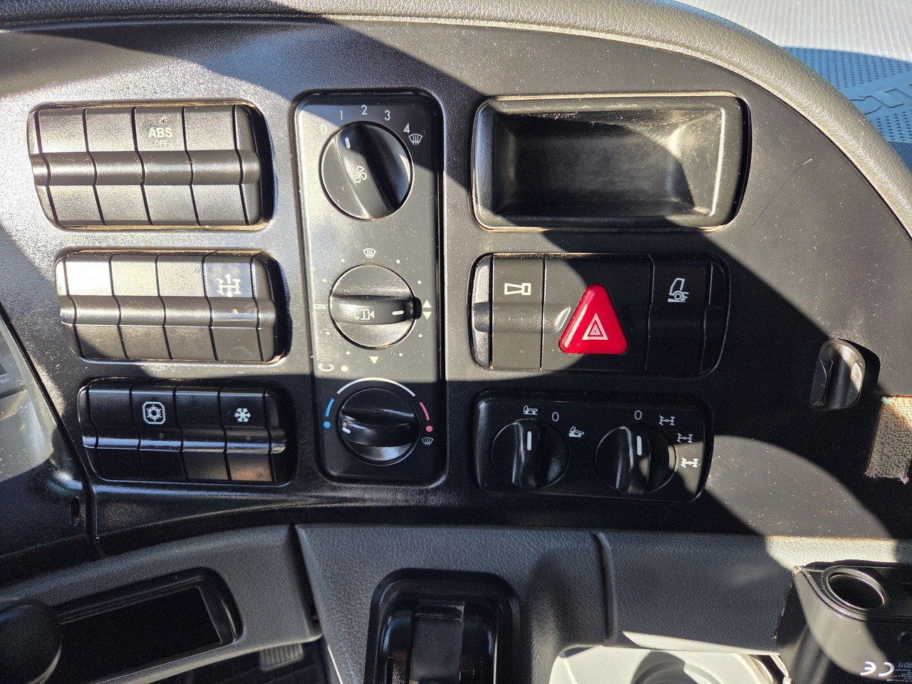 MERCEDES-BENZ - Kamion sa golom šasijom i zatvorenom kabinom: slika 5 MERCEDES-BENZ - Kamion sa golom šasijom i zatvorenom kabinom: slika 5