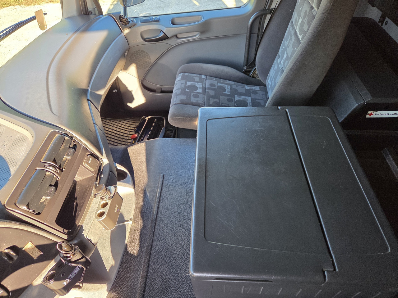 MERCEDES-BENZ - Kamion sa golom šasijom i zatvorenom kabinom: slika 4 MERCEDES-BENZ - Kamion sa golom šasijom i zatvorenom kabinom: slika 4