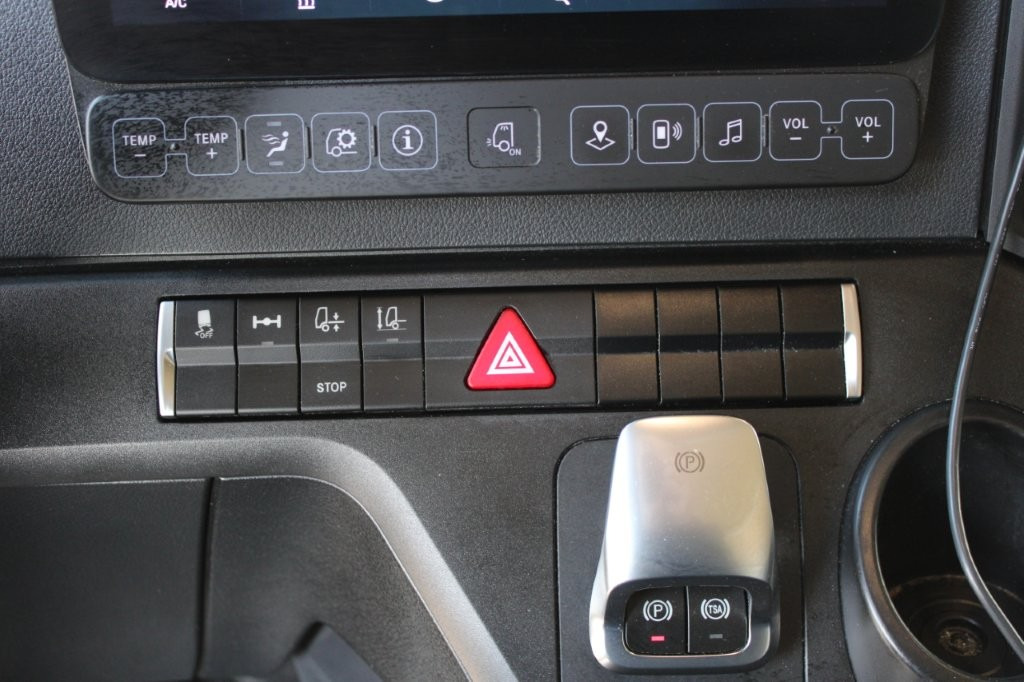 Kamion sa ceradom Mercedes-Benz Actros 2542: slika 7