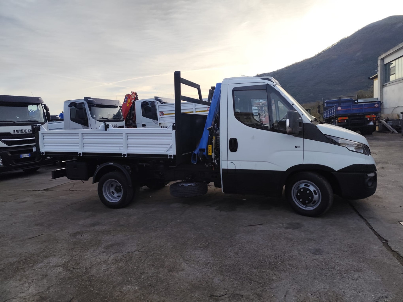 IVECO DAILY 35C15 - Kamion sa dizalicom, Dostavno vozilo kiper: slika 5 IVECO DAILY 35C15 - Kamion sa dizalicom, Dostavno vozilo kiper: slika 5