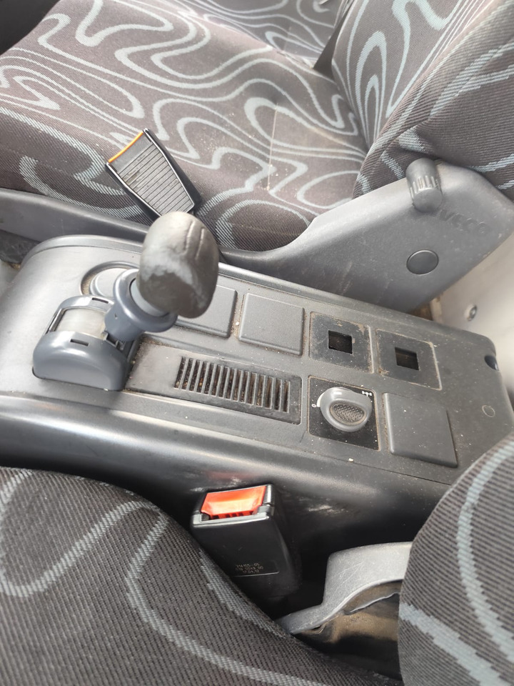 IVECO EUROCARGO 120E28P - Kamion sa golom šasijom i zatvorenom kabinom: slika 4 IVECO EUROCARGO 120E28P - Kamion sa golom šasijom i zatvorenom kabinom: slika 4