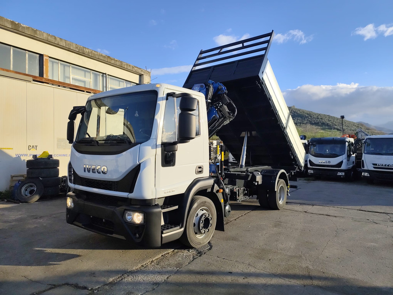 IVECO EUROCARGO 120E28P - Kamion sa dizalicom: slika 2 IVECO EUROCARGO 120E28P - Kamion sa dizalicom: slika 2