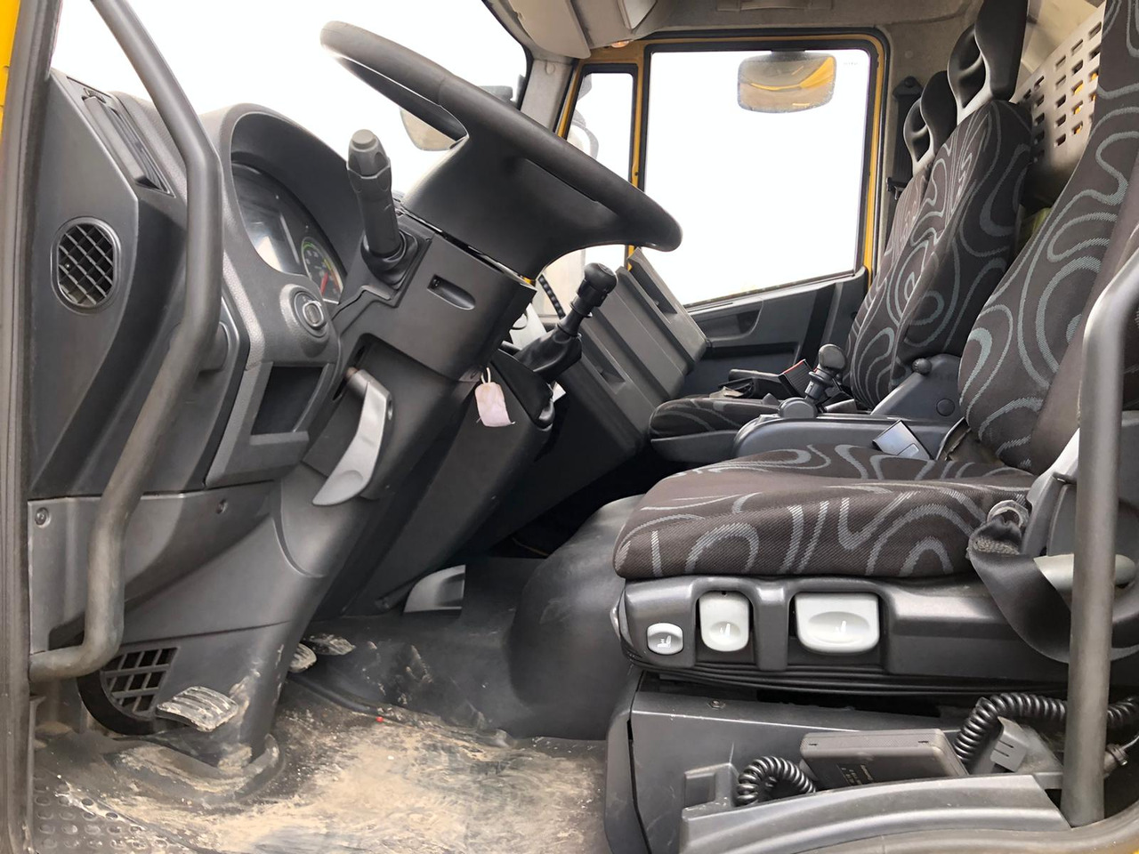 Kamion sa golom šasijom i zatvorenom kabinom IVECO EUROCARGO 120E28P: slika 6