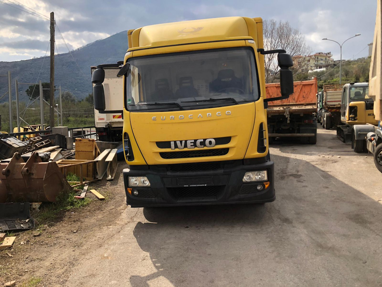 IVECO EUROCARGO 120E28P - Kamion sa golom šasijom i zatvorenom kabinom: slika 2 IVECO EUROCARGO 120E28P - Kamion sa golom šasijom i zatvorenom kabinom: slika 2