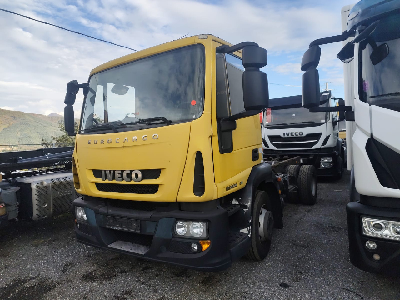IVECO EUROCARGO 120E28P - Kamion sa golom šasijom i zatvorenom kabinom: slika 1 IVECO EUROCARGO 120E28P - Kamion sa golom šasijom i zatvorenom kabinom: slika 1