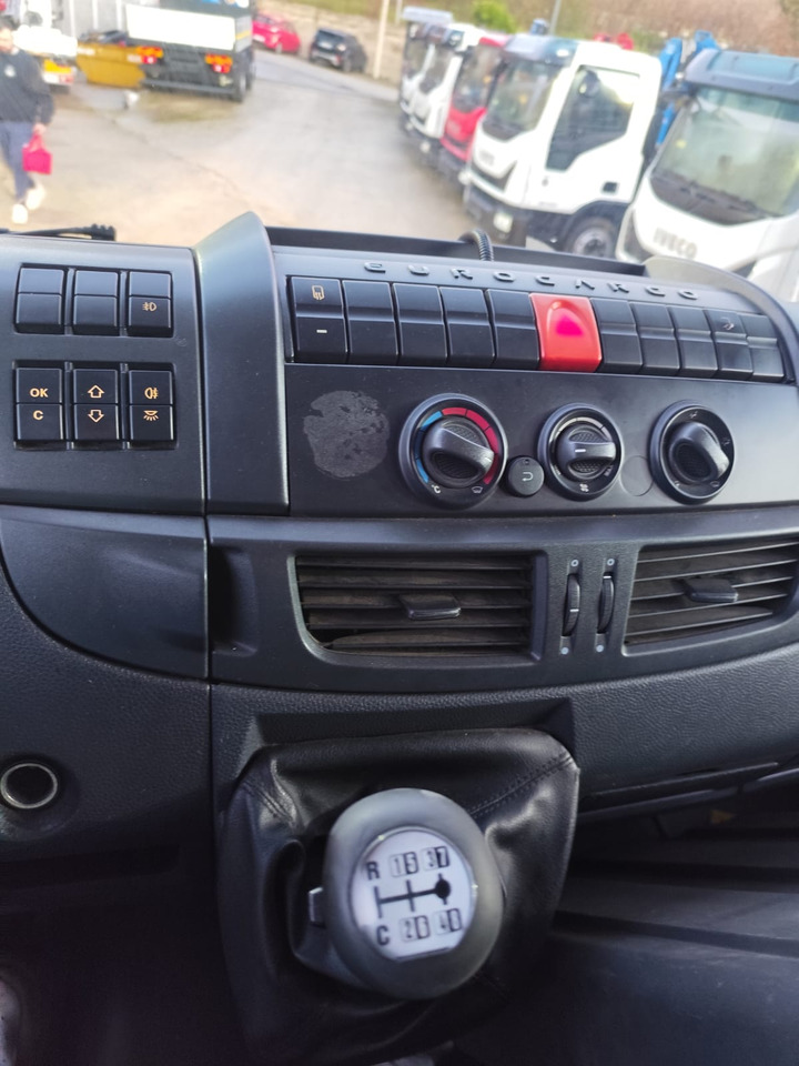 IVECO EUROCARGO 120E28P - Kamion sa golom šasijom i zatvorenom kabinom: slika 3 IVECO EUROCARGO 120E28P - Kamion sa golom šasijom i zatvorenom kabinom: slika 3