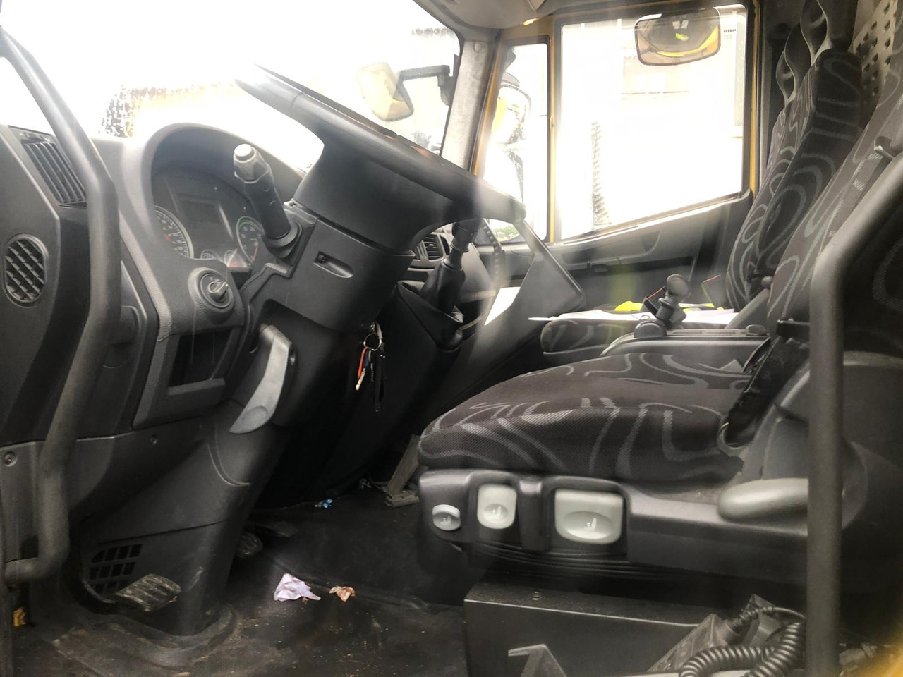 IVECO EUROCARGO 120E28P - Kamion sa golom šasijom i zatvorenom kabinom: slika 3 IVECO EUROCARGO 120E28P - Kamion sa golom šasijom i zatvorenom kabinom: slika 3