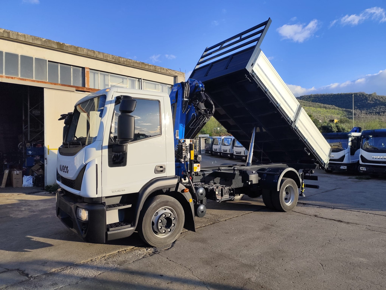 IVECO EUROCARGO 120E28P - Kamion sa dizalicom: slika 1 IVECO EUROCARGO 120E28P - Kamion sa dizalicom: slika 1