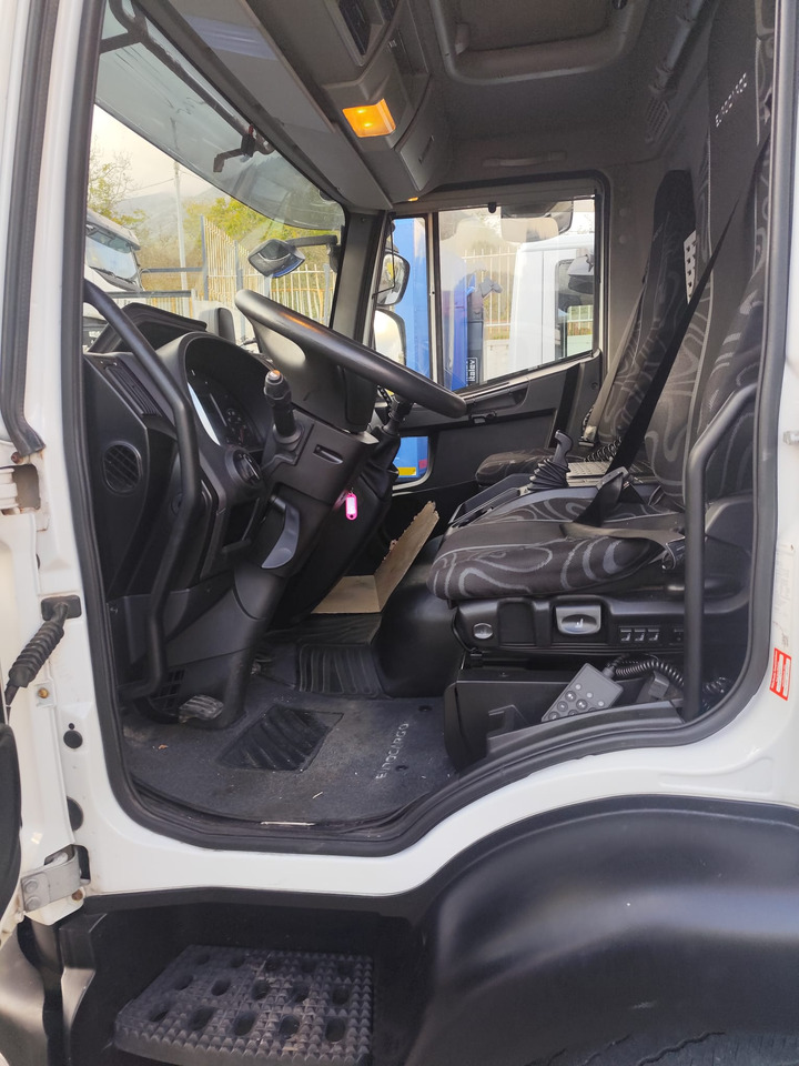 IVECO EUROCARGO 140-250 - Kamion sa golom šasijom i zatvorenom kabinom: slika 3 IVECO EUROCARGO 140-250 - Kamion sa golom šasijom i zatvorenom kabinom: slika 3