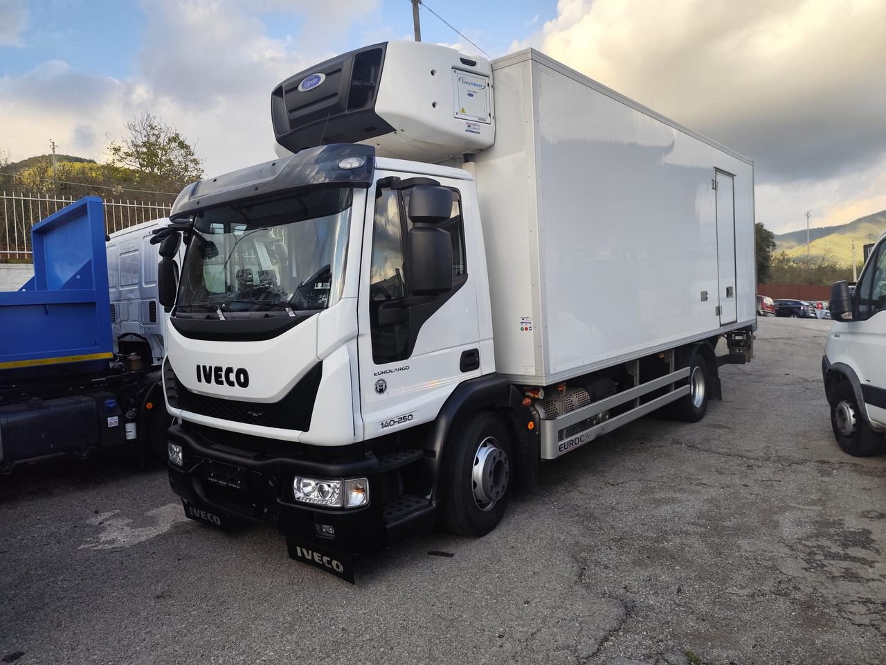 IVECO EUROCARGO 140-250 - Kamion sa golom šasijom i zatvorenom kabinom: slika 2 IVECO EUROCARGO 140-250 - Kamion sa golom šasijom i zatvorenom kabinom: slika 2