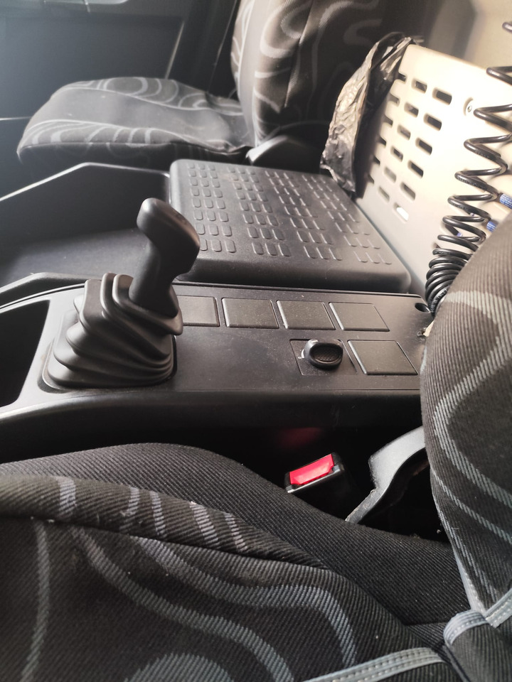 IVECO EUROCARGO 150-280 - Kamion sa golom šasijom i zatvorenom kabinom: slika 2 IVECO EUROCARGO 150-280 - Kamion sa golom šasijom i zatvorenom kabinom: slika 2
