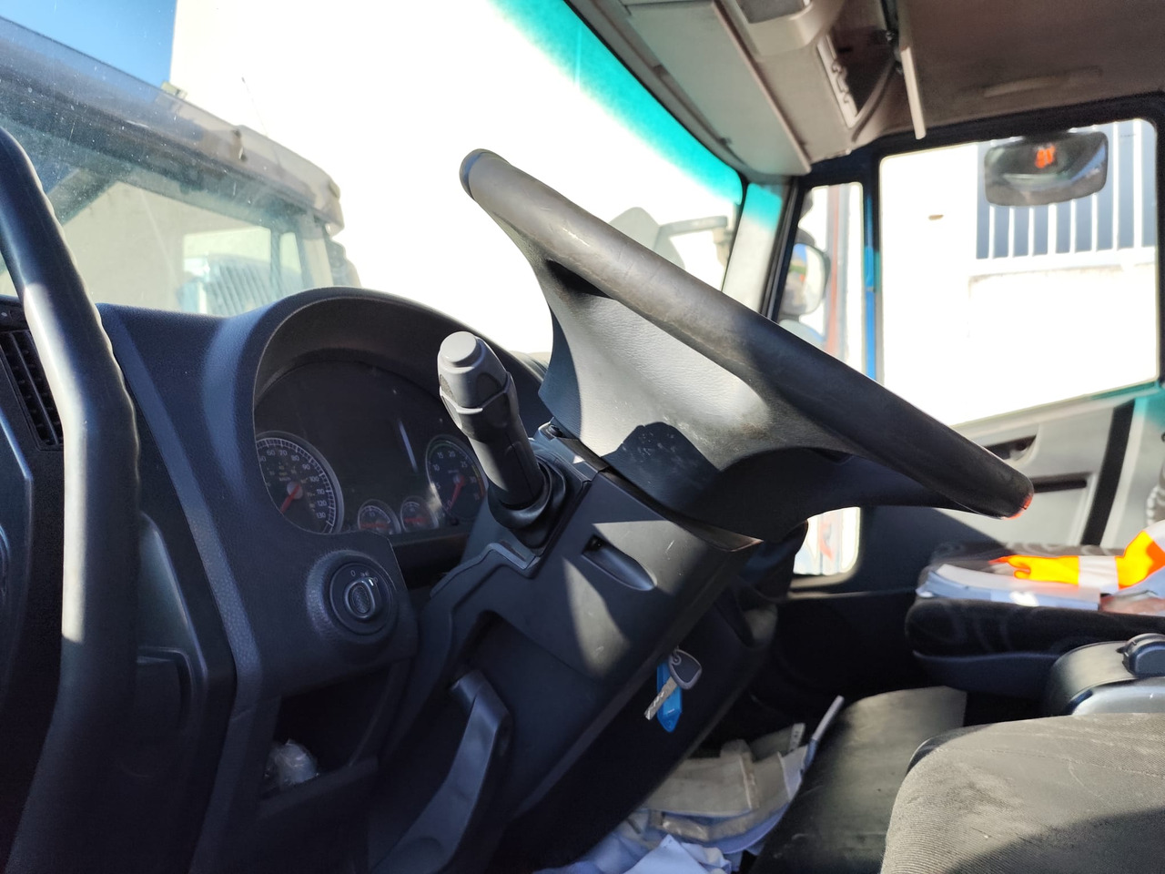 IVECO EUROCARGO 150E25 - Kamion sa golom šasijom i zatvorenom kabinom: slika 3 IVECO EUROCARGO 150E25 - Kamion sa golom šasijom i zatvorenom kabinom: slika 3