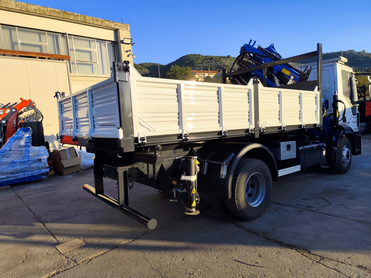 IVECO EUROCARGO 160-250 - Kamion sa dizalicom, Istovarivač: slika 2 IVECO EUROCARGO 160-250 - Kamion sa dizalicom, Istovarivač: slika 2