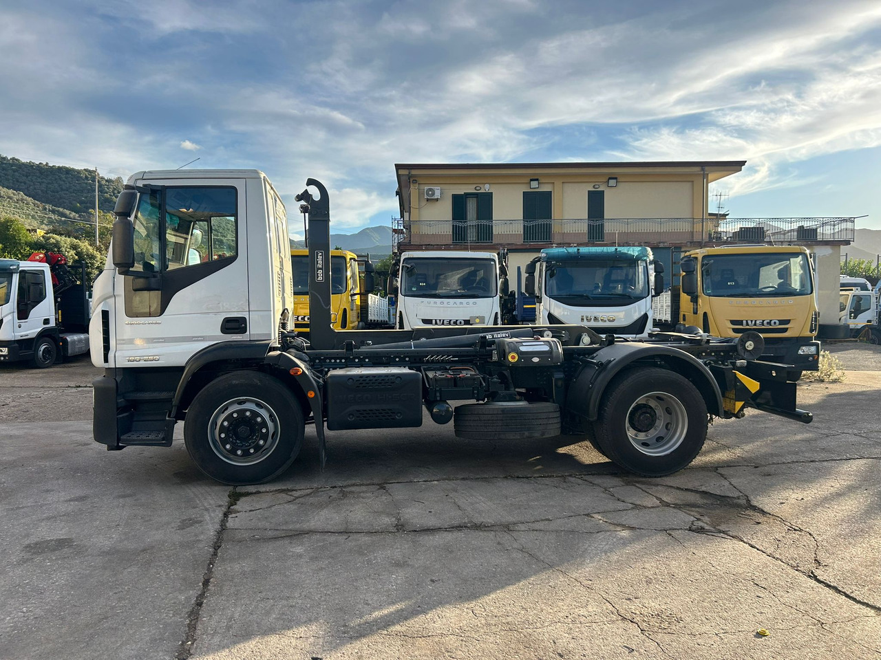 IVECO EUROCARGO 180-250 - Kamion sa hidrauličnom kukom, Kamion sa dizalicom: slika 2 IVECO EUROCARGO 180-250 - Kamion sa hidrauličnom kukom, Kamion sa dizalicom: slika 2