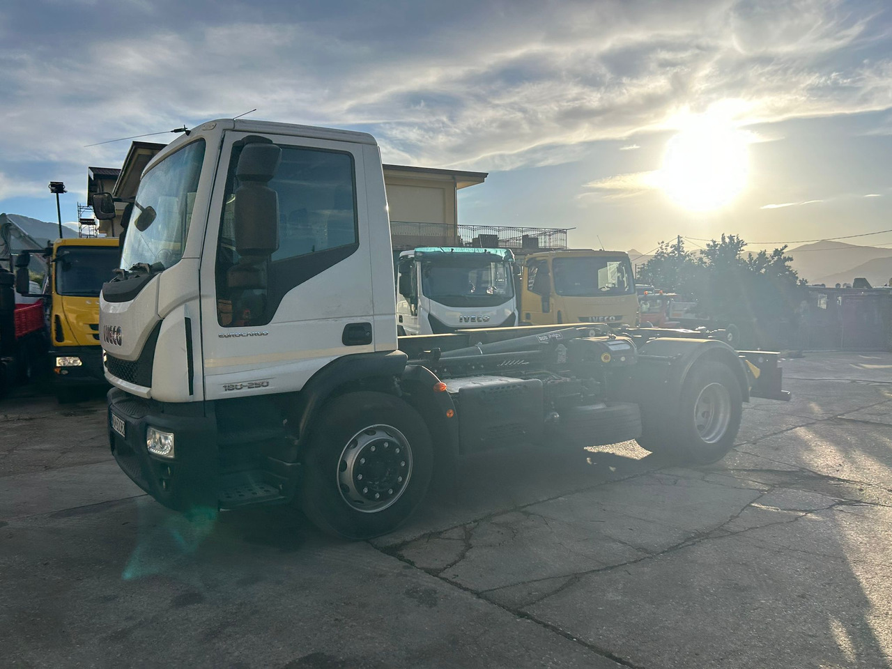 IVECO EUROCARGO 180-250 - Kamion sa hidrauličnom kukom, Kamion sa dizalicom: slika 5 IVECO EUROCARGO 180-250 - Kamion sa hidrauličnom kukom, Kamion sa dizalicom: slika 5