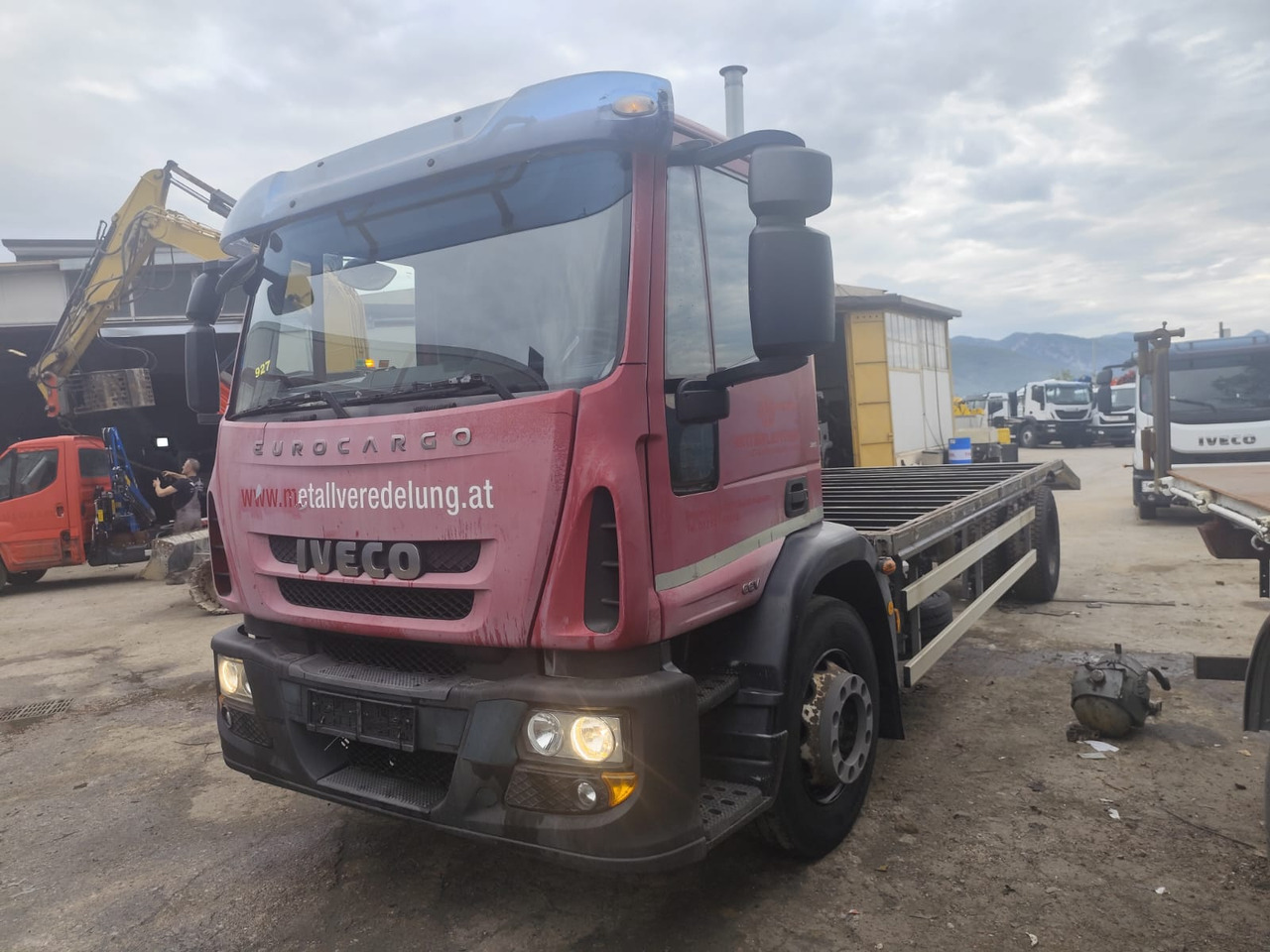 IVECO EUROCARGO 180E30 - Kamion sa tovarnim sandukom: slika 2 IVECO EUROCARGO 180E30 - Kamion sa tovarnim sandukom: slika 2