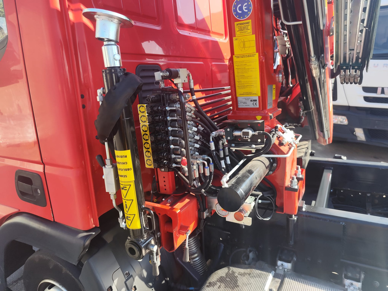 IVECO EUROCARGO 80-190 - Kamion sa dizalicom: slika 4 IVECO EUROCARGO 80-190 - Kamion sa dizalicom: slika 4