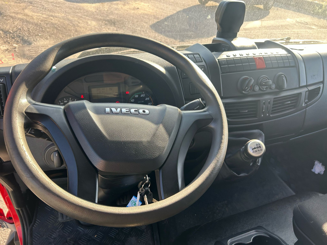 IVECO EUROCARGO 80-190 - Kamion sa golom šasijom i zatvorenom kabinom: slika 3 IVECO EUROCARGO 80-190 - Kamion sa golom šasijom i zatvorenom kabinom: slika 3