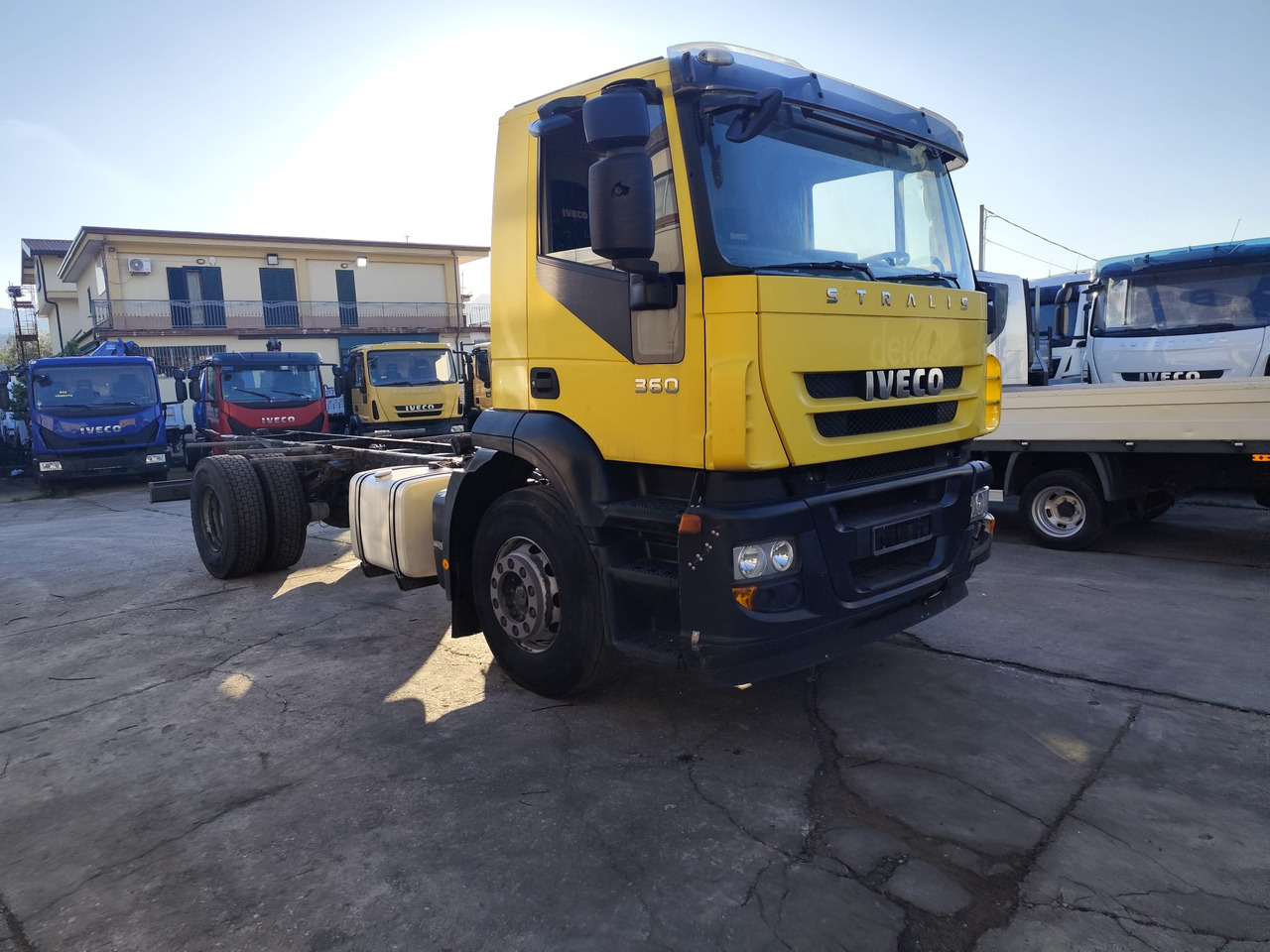 IVECO STRALIS 190S36 - Kamion sa golom šasijom i zatvorenom kabinom: slika 1 IVECO STRALIS 190S36 - Kamion sa golom šasijom i zatvorenom kabinom: slika 1