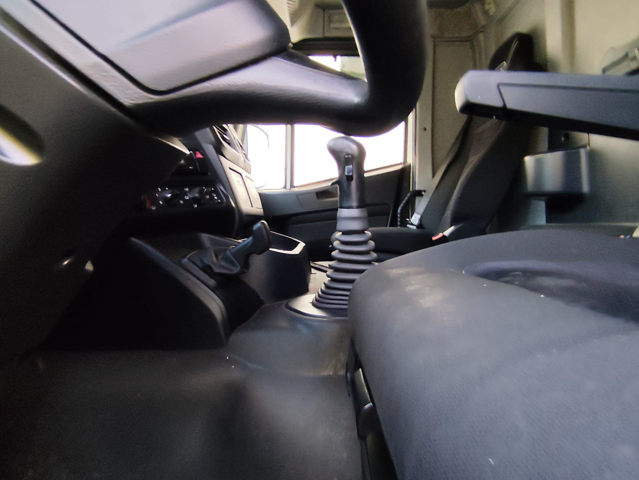 IVECO STRALIS AD 260S31 XP - Kamion sa golom šasijom i zatvorenom kabinom: slika 4 IVECO STRALIS AD 260S31 XP - Kamion sa golom šasijom i zatvorenom kabinom: slika 4