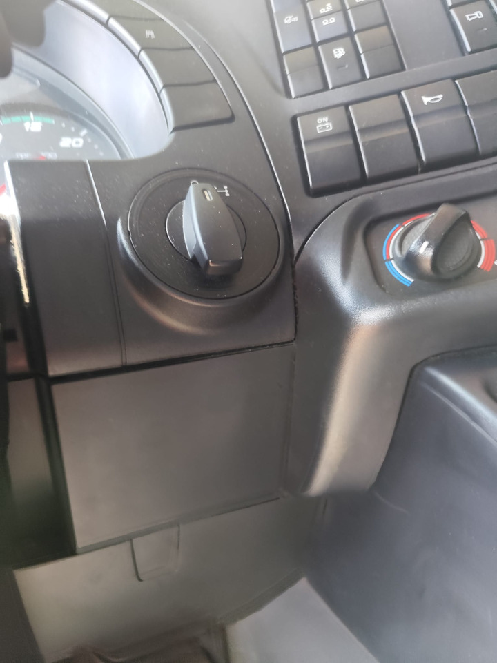 IVECO STRALIS AD 260S31 Y/P - Kamion sa golom šasijom i zatvorenom kabinom: slika 4 IVECO STRALIS AD 260S31 Y/P - Kamion sa golom šasijom i zatvorenom kabinom: slika 4