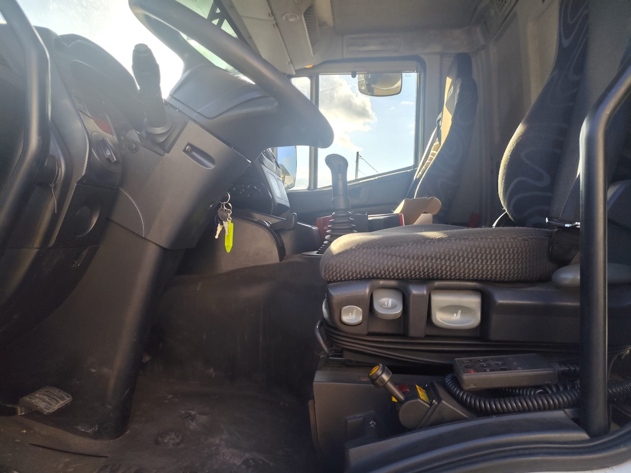 Kamion sa dizalicom, Istovarivač IVECO STRALIS CUBE 260S31: slika 28 Kamion sa dizalicom, Istovarivač IVECO STRALIS CUBE 260S31: slika 28