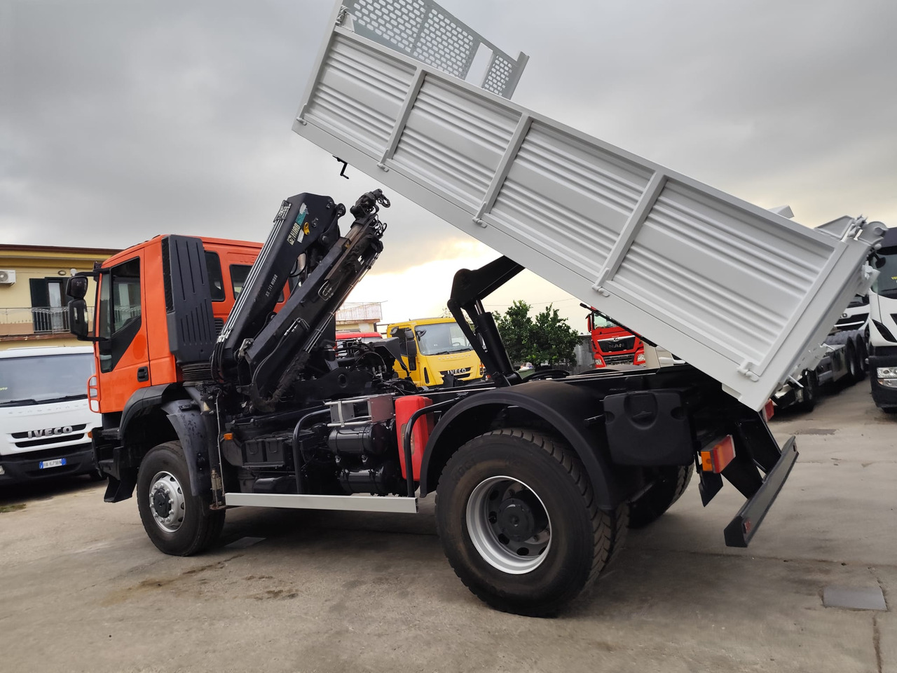 IVECO TRAKKER 190T36 - Kamion sa dizalicom, Istovarivač: slika 4 IVECO TRAKKER 190T36 - Kamion sa dizalicom, Istovarivač: slika 4