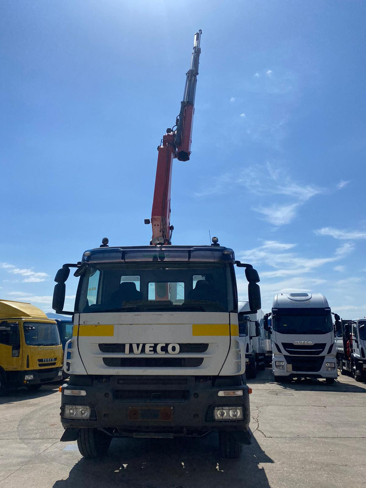 Kamion sa dizalicom IVECO TRAKKER 260T36: slika 18