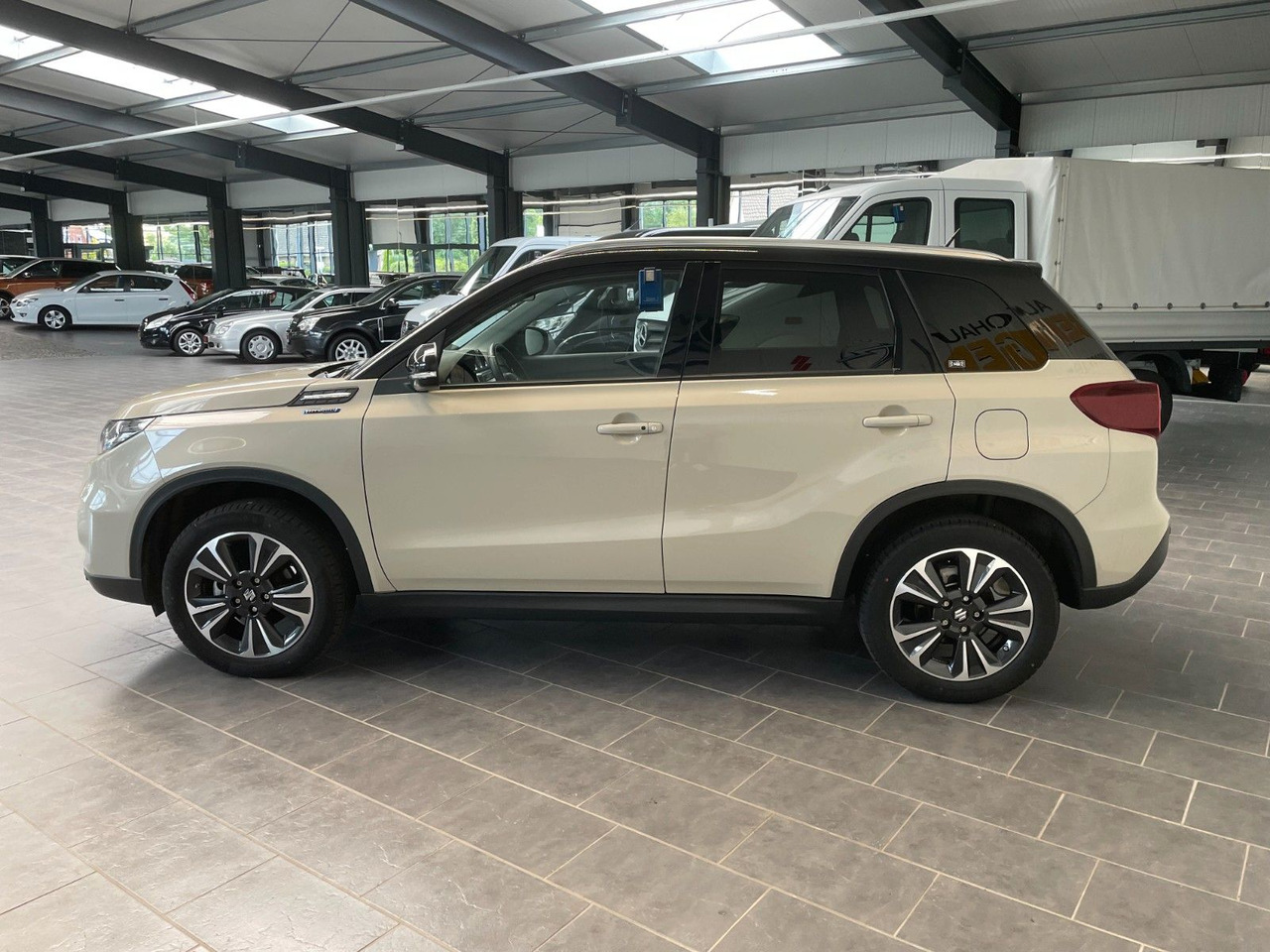 Suzuki Vitara 1.5 Mild-Hybrid Comfort+ 4x2 LED DAB+ ACC - SUV: slika 5 Suzuki Vitara 1.5 Mild-Hybrid Comfort+ 4x2 LED DAB+ ACC - SUV: slika 5
