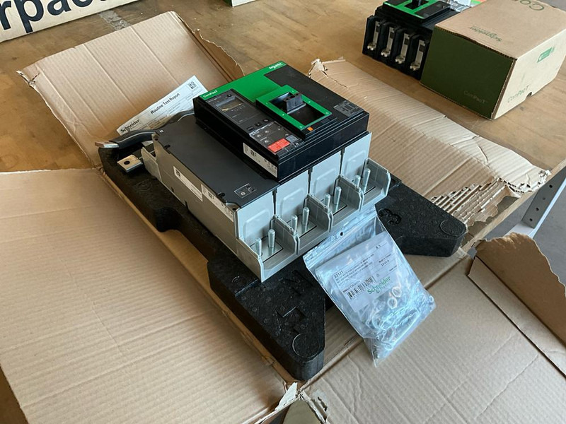 Schneider NS800 N - Instrument/ Oprema: slika 2 Schneider NS800 N - Instrument/ Oprema: slika 2