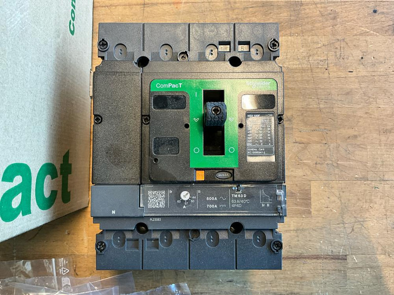Schneider NSX 100F - Instrument/ Oprema: slika 3 Schneider NSX 100F - Instrument/ Oprema: slika 3