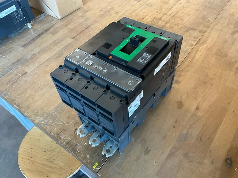 Schneider NSX 400F - Instrument/ Oprema: slika 1 Schneider NSX 400F - Instrument/ Oprema: slika 1