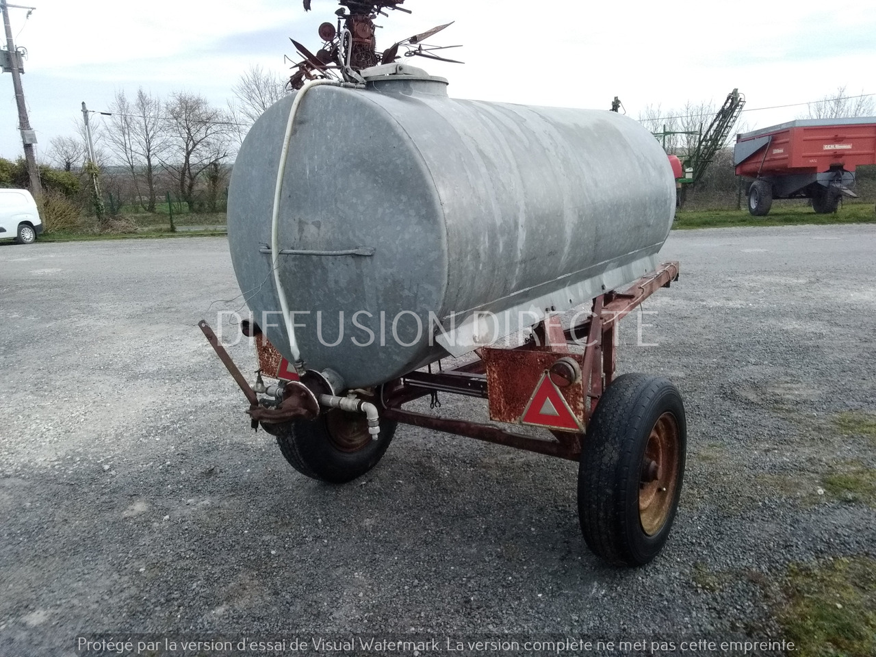 TONNE A EAU 1500 - Prikolica cisterna: slika 2 TONNE A EAU 1500 - Prikolica cisterna: slika 2