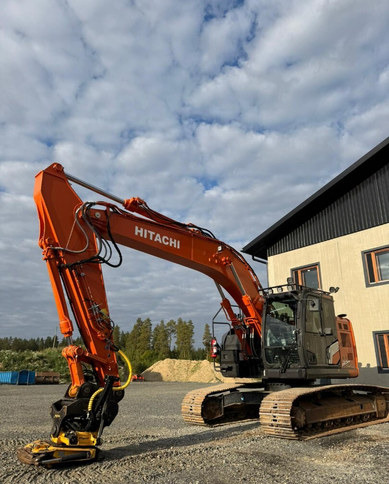 HitachiZX225USLC-7 + Engcon - Bager guseničar: slika 1 HitachiZX225USLC-7 + Engcon - Bager guseničar: slika 1