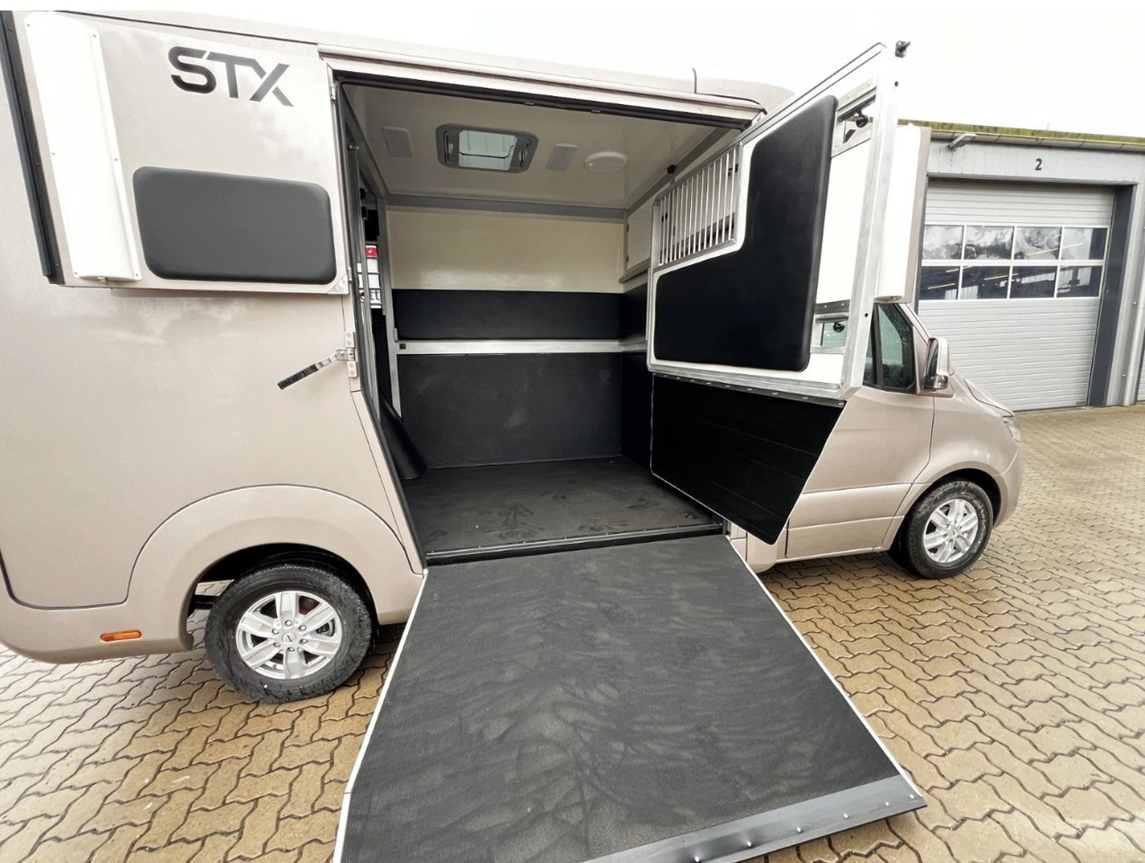 MERCEDES-BENZ Sprinter - Kamion za prevoz konja: slika 5 MERCEDES-BENZ Sprinter - Kamion za prevoz konja: slika 5