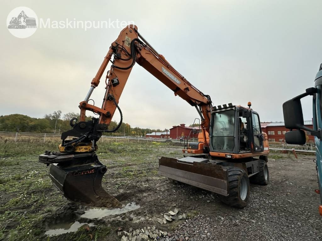 Doosan DX 140 W med vagn och redskap - Bager točkaš: slika 1 Doosan DX 140 W med vagn och redskap - Bager točkaš: slika 1