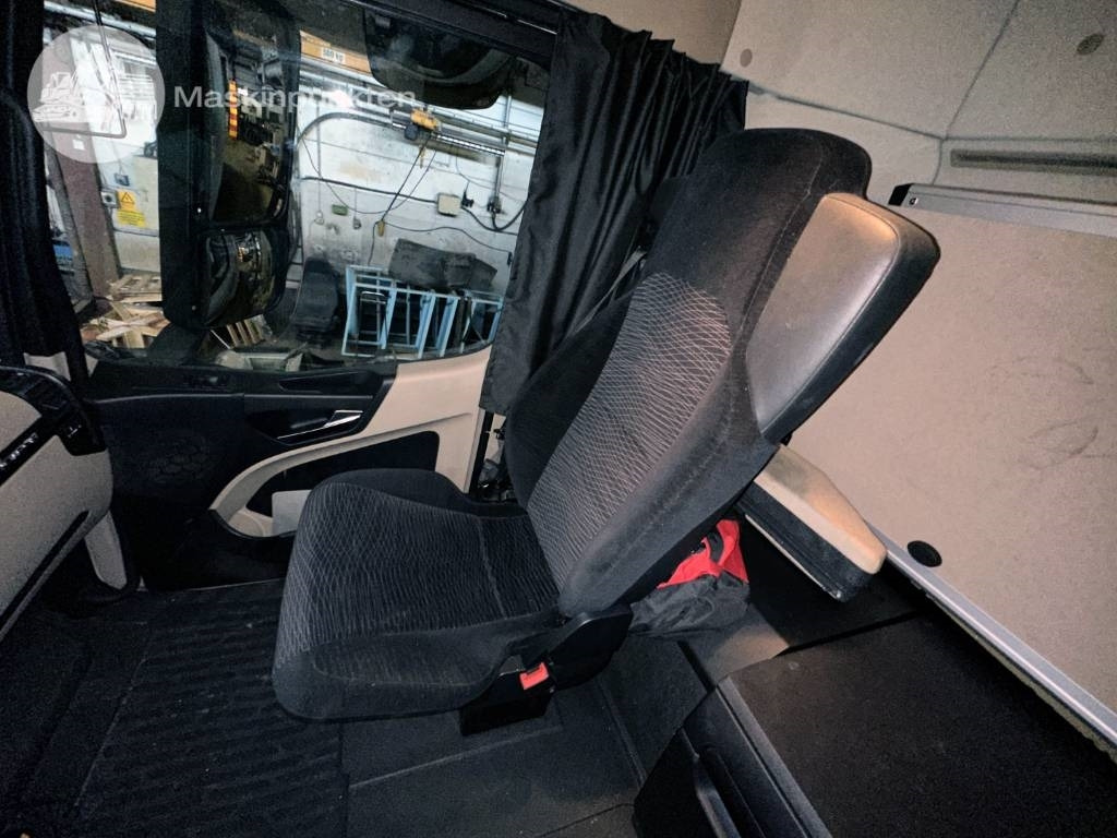 Kamion sa zatvorenim sandukom Mercedes-Benz Actros 2545: slika 26