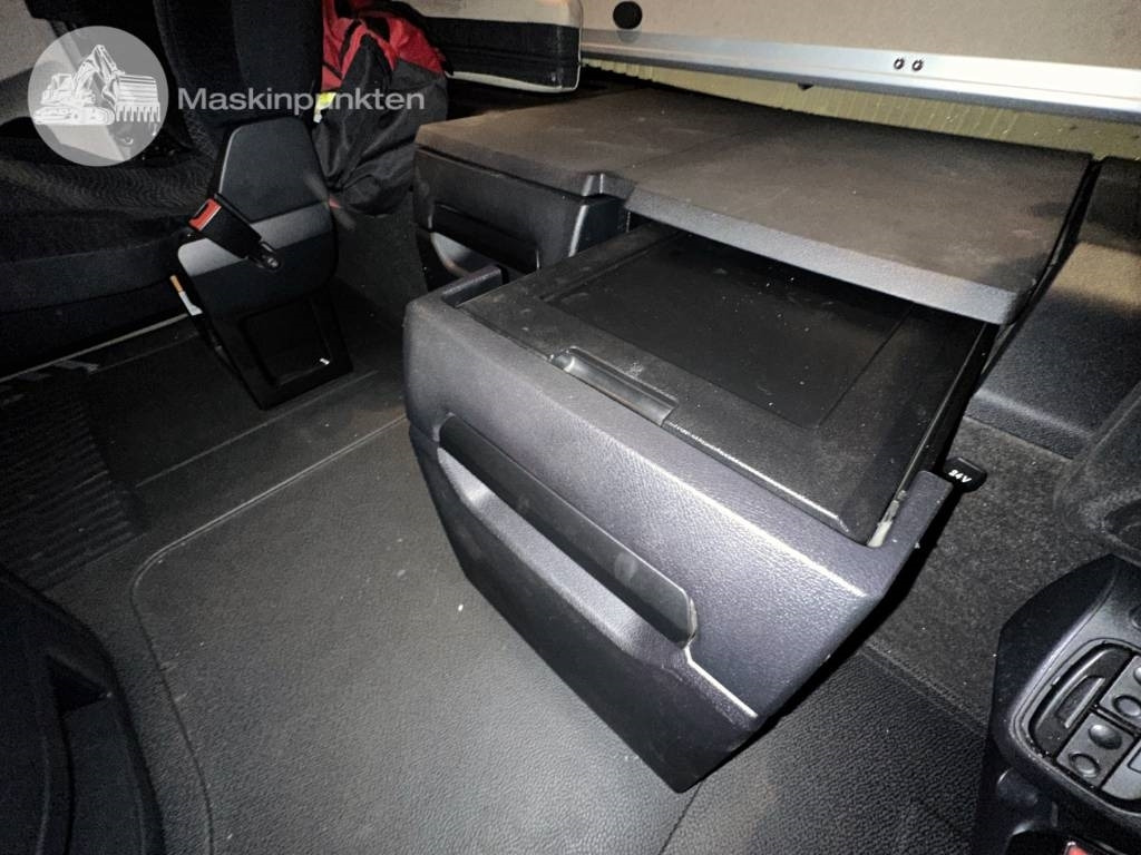 Kamion sa zatvorenim sandukom Mercedes-Benz Actros 2545: slika 31