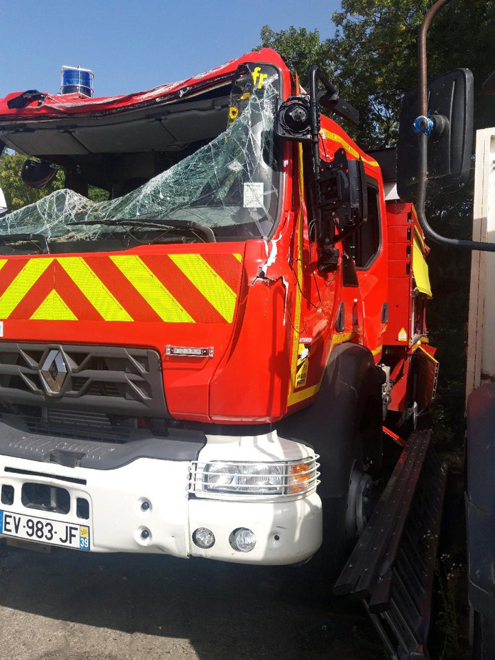 RENAULT D 4X4 TOUT-TERRAIN INCENDIE - Vatrogasni kamion: slika 1 RENAULT D 4X4 TOUT-TERRAIN INCENDIE - Vatrogasni kamion: slika 1