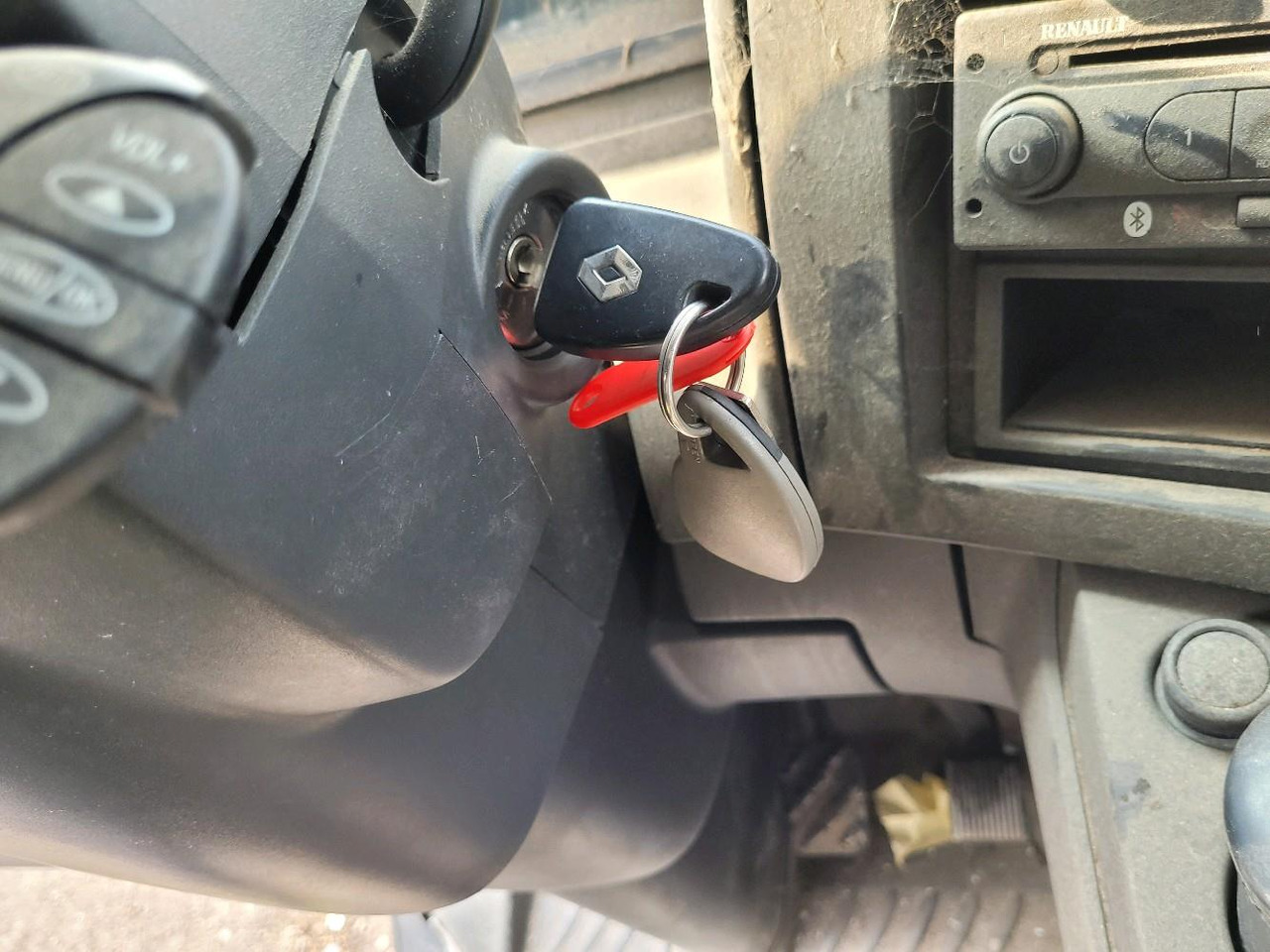 Kamion sa golom šasijom i zatvorenom kabinom RENAULT D12: slika 16 Kamion sa golom šasijom i zatvorenom kabinom RENAULT D12: slika 16