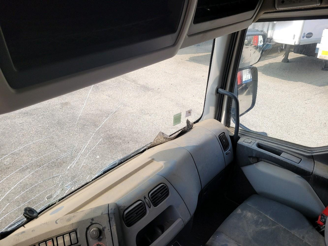 Kamion sa golom šasijom i zatvorenom kabinom RENAULT D12: slika 11 Kamion sa golom šasijom i zatvorenom kabinom RENAULT D12: slika 11