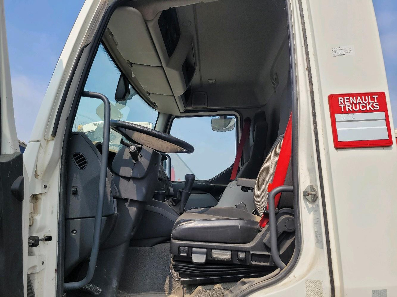 Interior photo 1: Kamion sa golom šasijom i zatvorenom kabinom RENAULT D12 Interior photo 1: Kamion sa golom šasijom i zatvorenom kabinom RENAULT D12